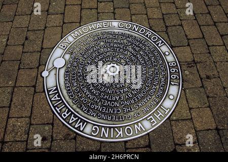 Der Woking Martian von Michael Condrom 1998, Eine Stahlstatue, die die Martianer von H. G. Wells war of the Worlds in Woking, Surrey, England Stockfoto