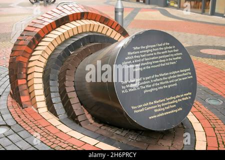 War of the Worlds zylindrische Hülse, in der die Martianer in Woking Town Centre, Woking, Surrey, England, 2021, ankamen Stockfoto