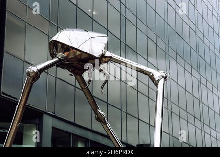 Der Woking Martian von Michael Condrom 1998, Eine verchromte, elektropolierte Edelstahlstatue, die die Mars aus HG Wells war of the Worlds darstellt Stockfoto
