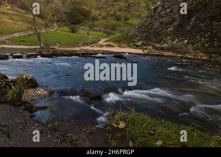 Trittsteine auf dem River Dove im Peak District, Derbyshire. Aufgenommen mit Langzeitbelichtung am 4. November 2021. Stockfoto