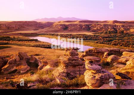 Landschaft entlang des Milk River, geschrieben im Stone Provincial Park, Alberta, Kanada Stockfoto