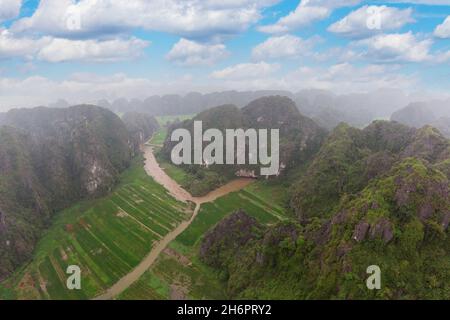 Luftaufnahme von Trang an vom Aussichtspunkt Hang Mua, landschaftlich reizvolle Gegend in der Nähe von Ninh Binh, Vietnam Stockfoto