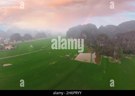 Luftaufnahme des Tals in Trang an, landschaftlich reizvolle Gegend in der Nähe von Ninh Binh, Vietnam Stockfoto