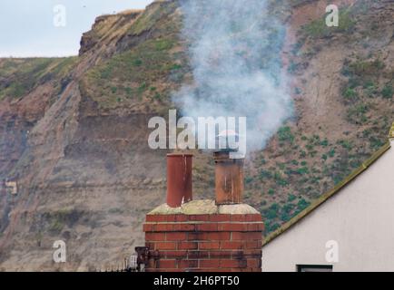 Rauch aus einem Schornstein, North Yorkshire, Großbritannien Stockfoto