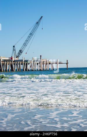 Foto des Wiederaufbaus des Jacksonville Beach Piers nach einem Hurrikan. Das sieht von Süden nach Norden aus. Stockfoto