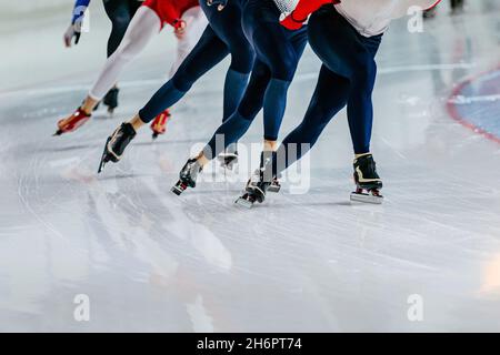 Die Gruppenathleten führen beim Wettkampf Massenstart durch Stockfoto