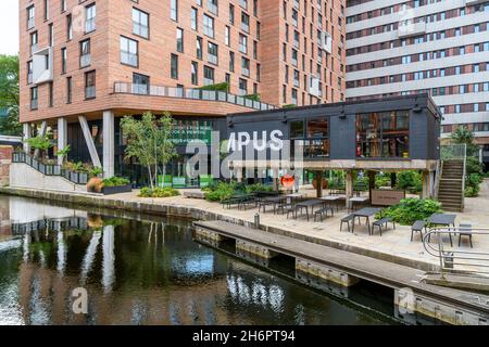 Kampus moderner Apartmentkomplex am Rochdale-Kanal, mit einer beliebten Bar und einem Café mit Sitzgelegenheiten im Freien. Stockfoto