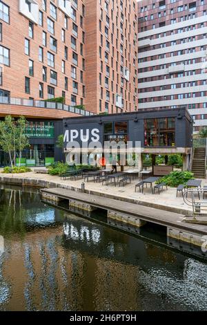 Kampus moderner Apartmentkomplex am Rochdale-Kanal, mit einer beliebten Bar und einem Café mit Sitzgelegenheiten im Freien. Stockfoto