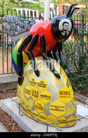 Die Skulptur „LGBTQ+ Queen Bee“, die Alan Turing gewidmet ist, wurde von CJTaylord Art entworfen und dekoriert. Canal Street in Manchester's Gay Village. Stockfoto