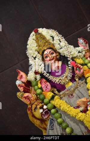 Göttin Durga Idol dekoriert in Puja im Tempel in Indien. Durga Puja ist das größte religiöse Fest des Hinduismus, und so viele Menschen werden jetzt mit ihnen gefeiert Stockfoto