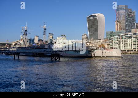 London, Großbritannien. 17. November 2021. Ein schöner Herbsttag im Zentrum von London mit blauem Himmel und Sonne. Quelle: Malcolm Park/Alamy Live News Stockfoto