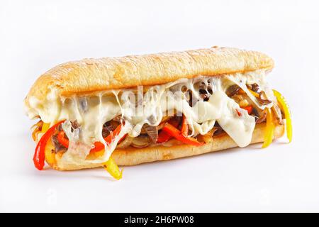 Philly Cheese Steak Sandwich mit gebratenem Rindfleisch, Pfeffer, karamellisierten Zwiebeln, Pilzen und geschmolzenem Käse auf weißem Hintergrund Stockfoto