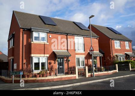 Kleine Bank von Solarzellen an neuen Häusern in Liverpool merseyside uk Stockfoto