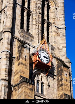 Nahaufnahme der Uhr auf dem Laternen-Turm der Newcastle Cathedral of St. Nichola Stockfoto