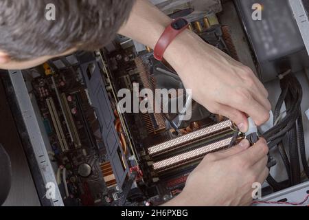 Computer Reparatur Reinigung von Komponenten, von Staub Stockfoto