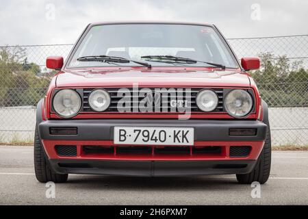 MONTMELO; SPANIEN-OKTOBER 10; 2021: Volkswagen Golf GTI 3-türig, zweite Generation (Mk2), Vorderansicht Stockfoto