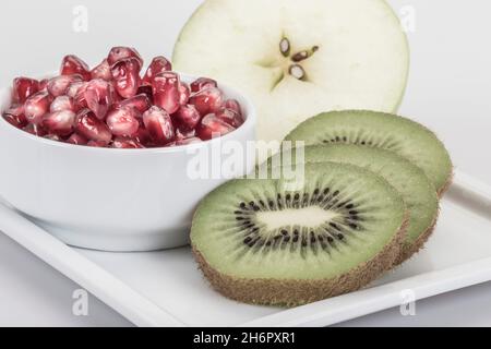 Frische Früchte auf Platte Stockfoto