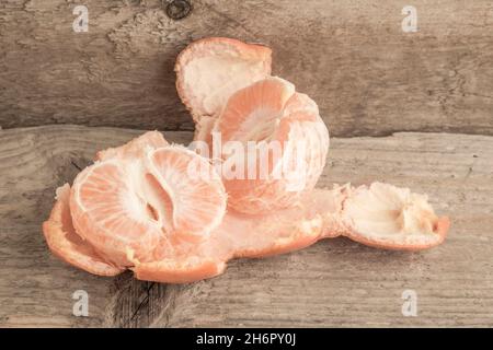 Geschälte Mandarine/Mandarine auf Holzhintergrund Stockfoto