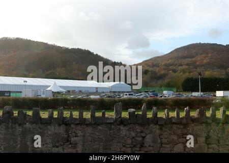 Gwrych Castle Abergele Wales .Fotos zeigen Vorbereitungen das I'm a Celebrity Castle ist im Gange und von Zäunen und Sicherheitskräfte umgeben, mit einer Geschwindigkeitsbegrenzung von 20 MPH auf der Straße um das Schloss herum Stockfoto