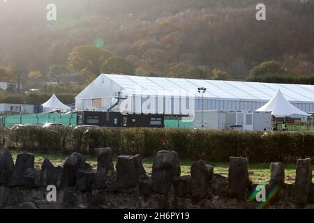 Gwrych Castle Abergele Wales .Fotos zeigen Vorbereitungen das I'm a Celebrity Castle ist im Gange und von Zäunen und Sicherheitskräfte umgeben, mit einer Geschwindigkeitsbegrenzung von 20 MPH auf der Straße um das Schloss herum Stockfoto