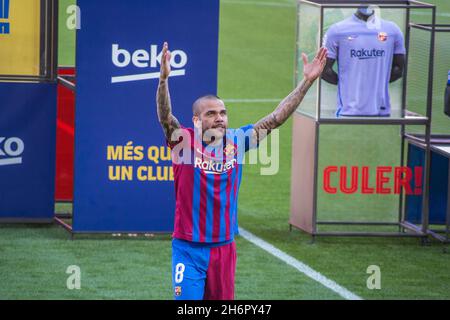 Barcelona, Katalonien, Spanien. November 2021. Daniel Alves ist in seinem Vortrag beim FC Barcelona zu sehen.Präsentation des Spielers Dani Alves nach seiner Rückkehr zum FC Barcelona (Bildquelle: © Thiago Prudencio/DAX via ZUMA Press Wire) Stockfoto