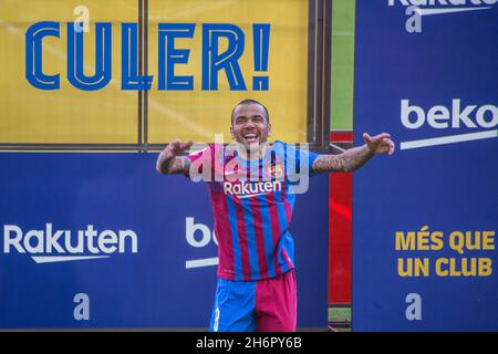 Barcelona, Katalonien, Spanien. November 2021. Daniel Alves ist in seinem Vortrag beim FC Barcelona zu sehen.Präsentation des Spielers Dani Alves nach seiner Rückkehr zum FC Barcelona (Bildquelle: © Thiago Prudencio/DAX via ZUMA Press Wire) Stockfoto