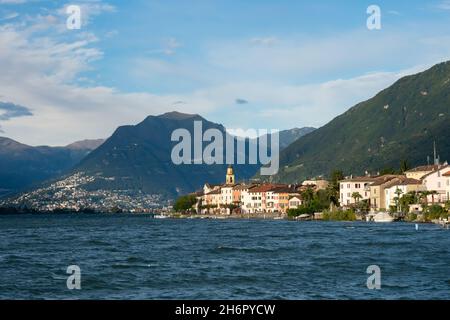 Brusino, Schweiz - 6. Oktober 2021: Historisches Zentrum des Dorfes vom Lago di Lugano aus gesehen Stockfoto