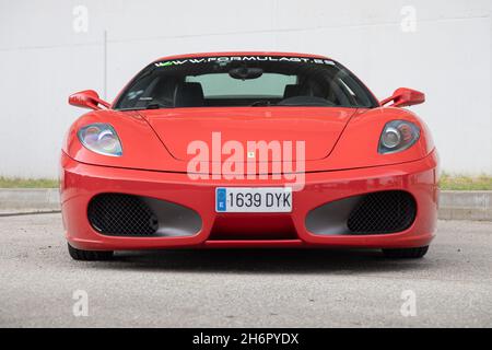 MONTMELO, SPANIEN - 9. OKTOBER 2021: 2004 Ferrari F430 (Typ F131), Vorderansicht Stockfoto