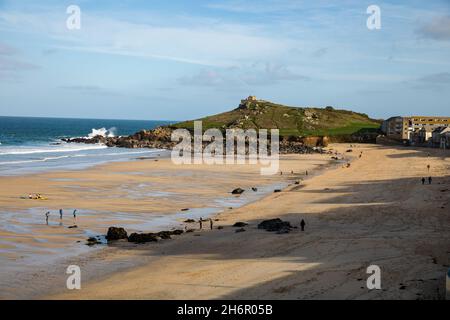 St Ives, Cornwall, 17. November 2021 die Leute waren unterwegs und genossen die herrliche Herbstsonne, während sie am Strand in St. Ives, Cornwall, spazieren gingen. Die Temperatur war 13C. Die Prognose ist für Wolken und leichte Winde für die nächsten Tage.Quelle: Keith Larby/Alamy Live News Stockfoto