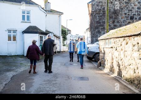 St Ives, Cornwall, 17. November 2021 die Menschen waren draußen und genossen die herrliche Herbstsonne in St. Ives, Cornwall. Die Temperatur war 13C. Die Prognose ist für Wolken und leichte Winde für die nächsten Tage.Quelle: Keith Larby/Alamy Live News Stockfoto