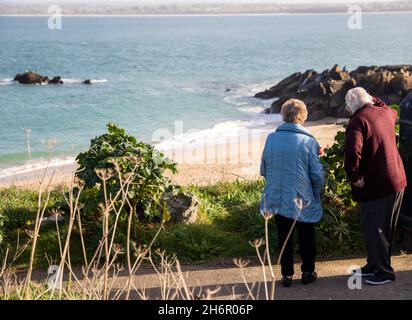 St Ives, Cornwall, 17. November 2021 die Menschen waren draußen und genossen die herrliche Herbstsonne in St. Ives, Cornwall. Die Temperatur war 13C. Die Prognose ist für Wolken und leichte Winde für die nächsten Tage.Quelle: Keith Larby/Alamy Live News Stockfoto