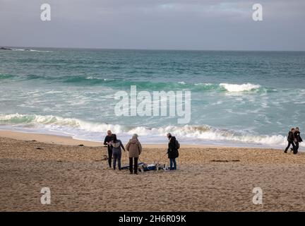 St Ives, Cornwall, 17. November 2021 die Leute waren unterwegs und genossen die herrliche Herbstsonne, während sie am Strand in St. Ives, Cornwall, spazieren gingen. Die Temperatur war 13C. Die Prognose ist für Wolken und leichte Winde für die nächsten Tage.Quelle: Keith Larby/Alamy Live News Stockfoto