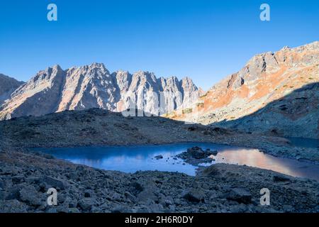 Hohe Tatra - Slowakei - der Blick auf den Zabie pleso See mit dem Satangipfel im Hintergrund im Morgenlicht. Stockfoto