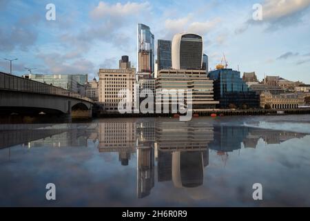 London, Großbritannien. 17. November 2021. Die Wolkenkratzer des Finanzviertels der City of London sind spiegelgerade zu sehen. Das Amt für nationale Statistiken hat berichtet, dass der Verbraucherpreisindex für die jährliche Inflation im Oktober auf 4.2% gestiegen ist, ein Anstieg von 3.1% im September, dem höchsten Zinssatz seit November 2011, und die Bank of England könnte durch eine Erhöhung der Zinssätze reagieren. Kredit: Stephen Chung / Alamy Live Nachrichten Stockfoto