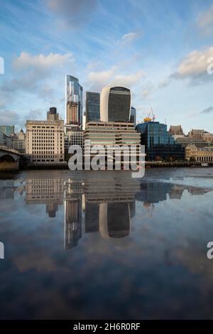 London, Großbritannien. 17. November 2021. Die Wolkenkratzer des Finanzviertels der City of London sind spiegelgerade zu sehen. Das Amt für nationale Statistiken hat berichtet, dass der Verbraucherpreisindex für die jährliche Inflation im Oktober auf 4.2% gestiegen ist, ein Anstieg von 3.1% im September, dem höchsten Zinssatz seit November 2011, und die Bank of England könnte durch eine Erhöhung der Zinssätze reagieren. Kredit: Stephen Chung / Alamy Live Nachrichten Stockfoto