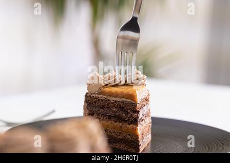 Leckeres Stück Kuchen auf schwarzem Teller. Stockfoto