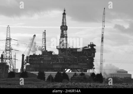 Schwarz-Weiß-Bild der ehemaligen Brent-Alpha-Ölplattform von Shell/Esso, die am Able Seaton Port, Teesside Freeport, Hartlepool, Großbritannien, abgebaut wird. Stockfoto