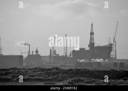 Schwarz-Weiß-Bild der ehemaligen Brent-Alpha-Ölplattform von Shell/Esso, die am Able Seaton Port, Teesside Freeport, Hartlepool, Großbritannien, abgebaut wird. Stockfoto