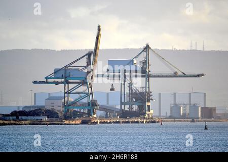 Farbbild mit den Kränen auf dem Gelände von PD Port, Teesside Freeport am Südufer des River Tees in der Tees-Mündung, Nordostengland, Großbritannien. Stockfoto