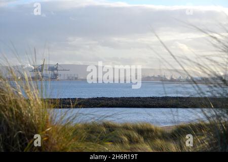 Farbbild mit den Kränen auf dem Gelände von PD Port, Teesside Freeport am Südufer des River Tees in der Tees-Mündung, Nordostengland, Großbritannien. Stockfoto