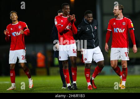 Von links nach rechts feiern Sean Clare, Deji Elerewe, Diallang Jaiyesimi und Alex Gilbey von Charlton Athletic nach dem Sky Bet League One-Spiel im Pirelli Stadium, Burton. Bilddatum: Samstag, 13. November 2021. Stockfoto