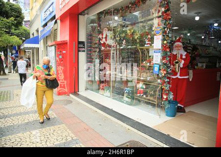 salvador, bahia, brasilien - 3. november 2021: Weihnachtsdekoration ist in einem Geschäft in Salvador Stadt zu sehen. Stockfoto