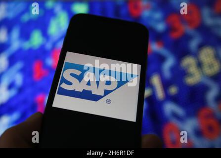 Viersen, Deutschland - Juni 6. 2021: Nahaufnahme des Handybildschirms mit Logo-Schriftzug von SAP, Hintergrund Börsendiagramm Stockfoto