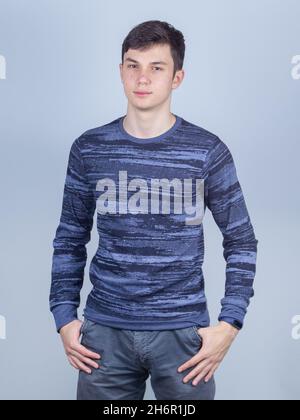 Brunette Dame in einem schlanken Rollkragen und Strumpfhosen Brünette Kerl in Jumper horizontalen Schuss Stockfoto