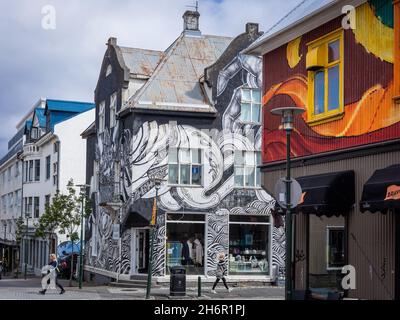 Reykjavik, Island - Juni 12 2021: Farbenfrohe Häuser in der Laugavegur Street in der Innenstadt von Reykjavik. Stockfoto