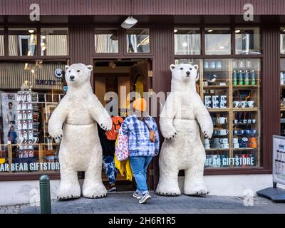 Reykjavik, Island - Juni 12 2021: Eintritt in einen Geschenkeladen in der Laugavegur Street. Zwei weiße Eisbären an der Tür. Touristen, die in den Laden gehen. Stockfoto