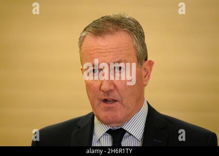 Sinn Fein Finanzminister Conor Murphy sprach vor den Medien in Parlamentsgebäuden in Belfast über die Entscheidung der Stormont-Exekutive, in Nordirland verbindliche Impfpass-Pässe einzuführen. Bilddatum: Mittwoch, 17. November 2021. Stockfoto