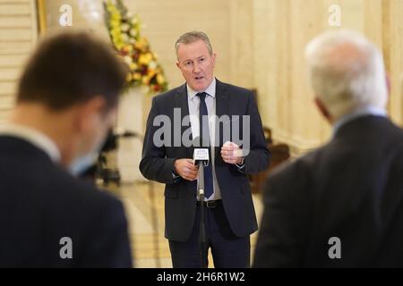 Sinn Fein Finanzminister Conor Murphy sprach vor den Medien in Parlamentsgebäuden in Belfast über die Entscheidung der Stormont-Exekutive, in Nordirland verbindliche Impfpass-Pässe einzuführen. Bilddatum: Mittwoch, 17. November 2021. Stockfoto