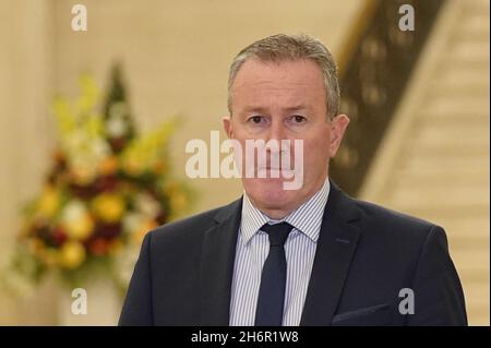 Sinn Fein Finanzminister Conor Murphy sprach vor den Medien in Parlamentsgebäuden in Belfast über die Entscheidung der Stormont-Exekutive, in Nordirland verbindliche Impfpass-Pässe einzuführen. Bilddatum: Mittwoch, 17. November 2021. Stockfoto