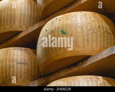 parmesan Parmigiano Reggiano Käserad reift in der Tagebuchproduktion Lagerung in einer besonderen Atmosphäre in Parma Italien Stockfoto